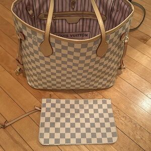 Tote and wristlet combo. Pretty pink interior. Only used a couple of times!